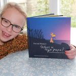 Eva (8 jaar) schrijft boek over papa, die dementie had: Waar is mijn papa?