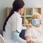 Vrij te gebruiken stockfoto van man en vrouw met masker waarbij een geheugentest afgenomen wordt